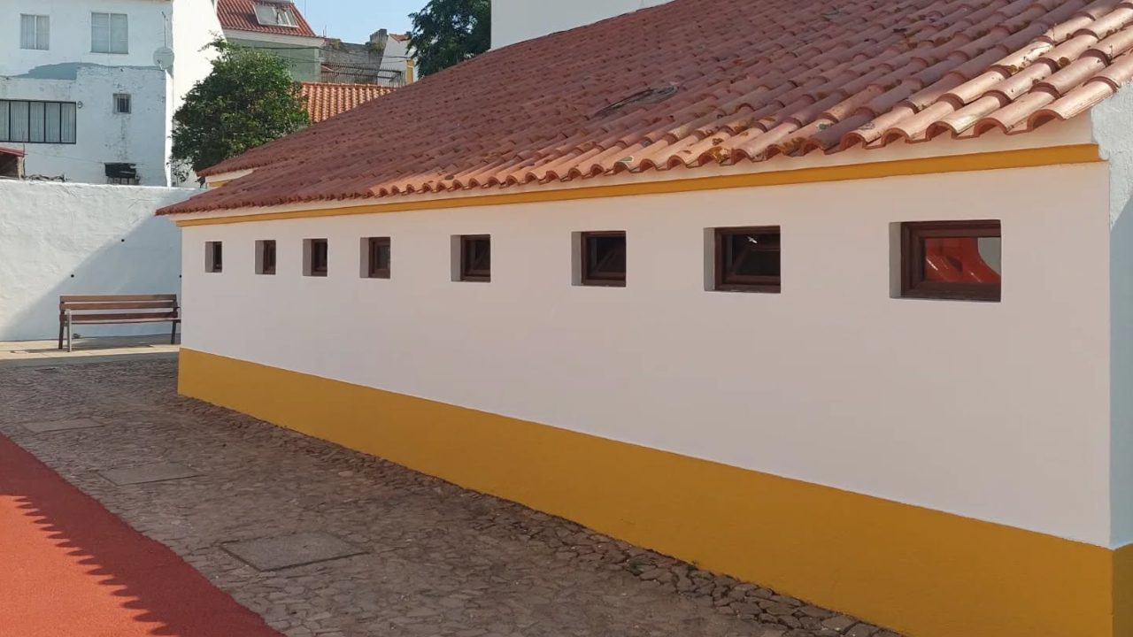 Pintura do espaço exterior da EB do 1.º Ciclo e JI