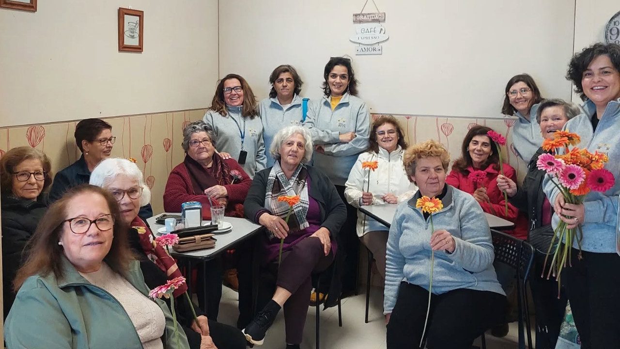 Distribuição de flores no Dia Internacional da Mulher